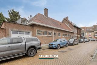 Uniek pand met commerciële en residentiële mogelijkheden, perfect voor ondernemers die wonen en werken willen combineren. Momenteel in gebruik als bakkerij, maar de mogelijkheden zijn veelzijdig.Highlights van het pand:- Locatie: Gelegen in het centrum van Vilvoorde, residentieel karakter- Dak: vernieuwd en geïsoleerd in 2022, voorzien van 48 zonnepanelen- Commerciële ruimte: Grote werkplaats/bakkerij met traditionele houtoven, aparte toegang via grote zijpoort- Kelder: Zeer ruime kelder ideaal voor opslagIndeling woonst (± 241 m²)- 1e verdieping: Inkomhal met wc, woonkamer, open en volledig ingerichte keuken, ruim dakterras, slaapkamer, bureel en badkamer- 2e verdieping: Slaapkamer en badkamer- 3e verdieping: 3 slaapkamersIndeling commerciële ruimtes- Winkel: ± 70 m²- Bakkerij/werkplaats: ± 98 m²- Stapelplaats: ± 35 m²- Garage: ± 26 m²Dankzij de ruime indeling en centrale ligging is dit pand ideaal voor zowel commerciële activiteiten als gezinswoning. Mis deze unieke kans niet!Contacteer ons voor meer informatie of een bezoek ter plaatse via 02 460 80 46 of info@structura.be