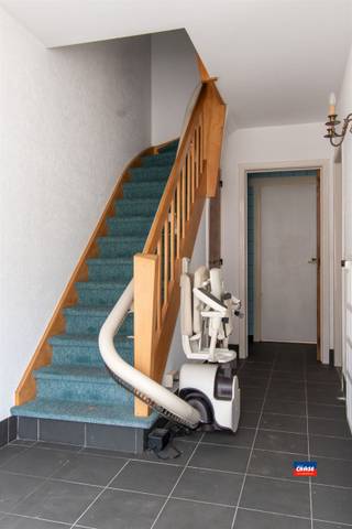<p><span>HOBOKEN | TE RENOVEREN BEL-ÉTAGE MET DRIE SLAAPKAMERS, OPRIT EN TUIN | EPC E |</span></p><p><span>Indeling als volgt : gelijkvloers : oprit - inkomhal - toilet - berging - ruime garage - tuin. </span></p><p><span>Eerste verdieping : traphal - woonkamer in L-vorm - keuken. </span></p><p><span>Tweede verdieping : 2 grote slaapkamers en 1 kinderkamer - badkamer met toilet, dubbele wastafel en ligbad/douche.</span></p><p><span>Voor deze woning geldt een renovatieverplichting binnen 6 jaar na aankoop.</span></p><p><span>Deze woning is zeer gunstig gelegen in een rustige woonwijk nabij park, scholen, winkels en openbaar vervoer.</span></p>