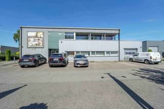 <p>Op een strategische locatie in de industriezone van Zwartberg, vlak bij de E313, bevindt zich dit instapklare en multifunctionele industriepand van ca. 1.775 m². De site is momenteel ingericht voor de voedingssector en beschikt over een industriehal van 1.200 m², volledig uitgerust met bereidingszones en meerdere koelcellen. Alles is afgewerkt met geïsoleerde sandwichpanelen voor optimale hygiëne en temperatuurregeling.</p>
<p>De hal is toegankelijk via twee poorten, waarvan één met laadkade, wat zorgt voor een vlotte logistiek. Aansluitend is er een ruime stockageruimte van 230 m² met goederenlift. Daarnaast omvat het gebouw moderne kantoren van 245 m² met vergaderruimtes en een instapklaar appartement van 100 m² met twee slaapkamers, ideaal voor conciërge of eigen gebruik.</p>
<p>Een grote troef is het dak, dat volledig voorzien is van zonnepanelen, waardoor het pand grotendeels zelfvoorzienend is op vlak van elektriciteit — een aanzienlijke besparing en duurzaam voordeel.</p>
<p>Hoewel perfect uitgerust voor de voedingsindustrie, is het gebouw dankzij zijn indeling ook geschikt voor andere industriële toepassingen, mits aanpassingen. De uitstekende ligging en voorzieningen maken dit een unieke opportuniteit voor elke onderneming die zoekt naar ruimte, efficiëntie en energiezuinigheid onder één dak.</p>
<p>Wenst u dit pand te bezichtigen dan kan u een afspraak maken met Thiemon op 0471/723413 of via mail naar thiemon.sempels@living-stone.be</p>