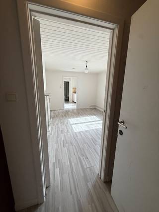 De studio beschikt over een aangename woon-/slaapkamer, een aparte keuken, een afzonderlijke badkamer, een apart toilet en een balkon.<br /><br />Indeling;<br /><br /> - Woon- en slaapruimte<br /><br /> - Aparte keuken<br /><br /> - Badkamer met douche<br /><br /> - Afzonderlijk toilet<br /><br /> - Balkon<br /><br />Een ideale woonst voor een alleenstaande of voor iemand die op zoek is naar een compacte, zelfstandige woning in Oostende.
