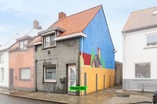 In het rustige en charmante Zwankendamme bieden wij deze halfopen woning aan, die reeds gedeeltelijk werd gerenoveerd. In 2017 werden alle...