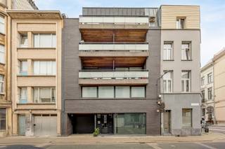 <p><span>ANTWERPEN - Lange Herentalsestraat</span><span>: Grote opslagruimte van 224 m² in het centrum van Antwerpen</span></p><p><span> </span></p><p><span>BESCHRIJVING:</span></p><p><span>Op een centrale locatie in het centrum van Antwerpen bevindt zich deze ruime opslagruimte van in totaal ca. 224 m², met directe toegang aan de straat en verdeeld over twee niveaus.</span></p><p><span>Op het gelijkvloers bevindt zich een ruime opslagruimte van ca. 135 m². Deze is voorzien van een automatische garagepoort, een beveiligde toegangsdeur en een afzonderlijk toilet. De ruimte is vlot toegankelijk en biedt verschillende mogelijkheden voor stockage en het stallen van goederen of voertuigen.</span></p><p><span>Daarnaast beschikt het pand over een ruime kelder van ca. 89 m², ideaal als bijkomende opslagruimte.</span></p><p><span>De combinatie van een ruime gelijkvloerse oppervlakte, extra kelderruimte en een centrale ligging maakt dit pand geschikt voor diverse doeleinden, zoals stockage van handelsgoederen, materiaal en gereedschap, of het stallen van oldtimers en andere voertuigen.</span></p><p><span> </span></p><p><span>BIJZONDERHEDEN:</span></p><p><span><br /></span><span>* Centrale ligging in Antwerpen</span></p><p><span>* Garage/opslagruimte op het gelijkvloers</span></p><p><span>* Alarm</span></p><p><span>* Automatische garagepoort</span></p><p><span>* Beveiligde toegangsdeur</span></p><p><span>* Aparte toilet</span></p><p><span>* Grote kelder met extra opslagmogelijkheden</span></p>