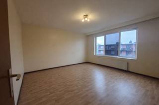Op de Groenendaallaan 97 te 2170 Merksem, op de tweede verdieping, bevindt zich dit ruime appartement van 100 m² met twee slaapkamers, ideaal voor...