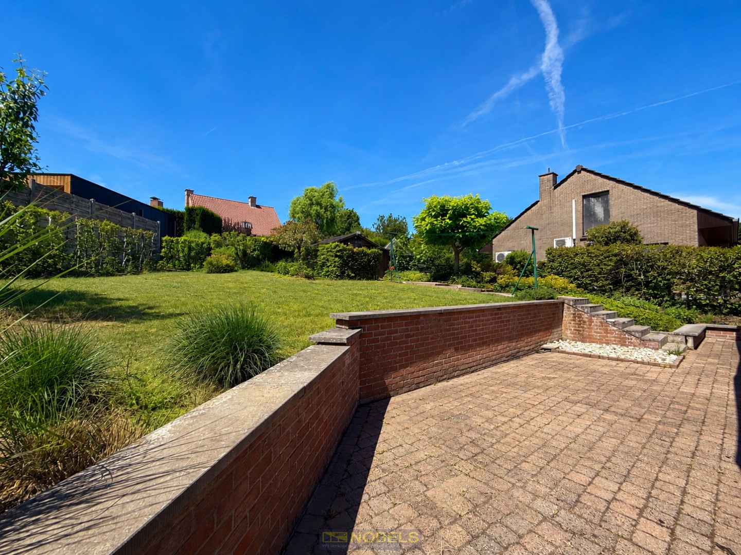 Te koop, solide eigendom met tuin, carport en garage - foto 2