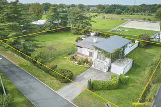 Deze villa is werkelijk een belichaming van de sixties!De uitzonderlijke ruime en goed doorlichte leefruimte (zitkamer, eetkamer en keuken) geeft...