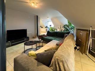 Bent u op zoek naar een ruim en instapklaar appartement? Dit appartement van 90 m² biedt een uitstekende balans tussen comfort en...