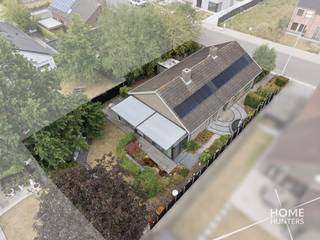 Op zoek naar een instapklare &amp; gelijkvloerse woning waar ruimte en kwaliteit centraal staan? Dan is deze smaakvol afgewerkte open bebouwing absoluut een bezoek waard. De woning beschikt over royale leefruimtes, een prachtige architecturaal aangelegde tuin en een hoogwaardige afwerking. Dit alles op een rustige ligging op wandelafstand van winkels en scholen.<br /><br />Bij het betreden van de woning komt u terecht in een ruime inkomhal met twee praktische inbouwkasten. De lichtrijke leefruimte vormt samen met de gezellige veranda het hart van de woning. De veranda is uitgerust met dubbele beglazing, automatische ventilatie en elektrische zonwering en biedt een prachtig uitzicht op de architecturaal aangelegde zuidwest-gerichte tuin met sierlijke vijvers. Ook buiten geniet u optimaal dankzij de pergola met zonwering, de barbecue met pizzaoven en de sfeervolle tuinverlichting.<br /><br />De kwalitatieve eiken keuken met duurzaam Dekton werkblad beschikt over heel wat kastruimte en is volledig uitgerust met ingebouwde toestellen. Aansluitend bevindt zich een gezellige eethoek en een praktische berging.<br /><br />Verder beschikt de woning over drie volwaardige slaapkamers met inbouwkasten, een aparte bureau of polyvalente ruimte, een stijlvolle badkamer met douche, ligbad, nieuw hangtoilet en ventilatie, evenals een ruime garage.<br /><br />Een absolute troef is de enorme zolderverdieping met een vrije stahoogte van ongeveer 2 meter. Deze biedt tal van mogelijkheden voor het creëren van extra slaapkamers, hobbyruimte of een thuiskantoor.<br /><br />Ook op technisch vlak scoort deze woning uitstekend. Zo beschikt ze over 16 zonnepanelen (5.120 kWh), een recente condenserende aardgasketel, overal dubbele beglazing, geïsoleerde buitenmuren en zoldervloer, een regenwaterput van 10.000 liter met drievoudig filtersysteem, een gekeurd alarmsysteem en een verandascreen.<br /><br />Extra troeven:<br /><br />- Open bebouwing met veel privacy<br />- Architecturaal aangelegde Zuidwest-gerichte tuin<br />- Drie slaapkamers met inbouwkasten<br />- Mogelijkheid tot extra kamers op de zolder<br />- Ruime garage, tuinhuis en fietsenberging<br />- Open haard<br />- 16 zonnepanelen<br />- EPC-label C (278 kWh/m²) – geen renovatieverplichting<br />- Asbestveilig attest beschikbaar<br />- Geen aanwijzingen van bodemverontreiniging<br />- Overstromingsscore A voor zowel perceel als woning<br />- Rustige ligging op wandelafstand van winkels en scholen<br /><br />Een woning waar ruimte en een uitzonderlijke tuin samenkomen. Ideaal voor wie zonder zorgen wil verhuizen naar een kwalitatieve gezinswoning met alle comfort en uitbreidingsmogelijkheden.