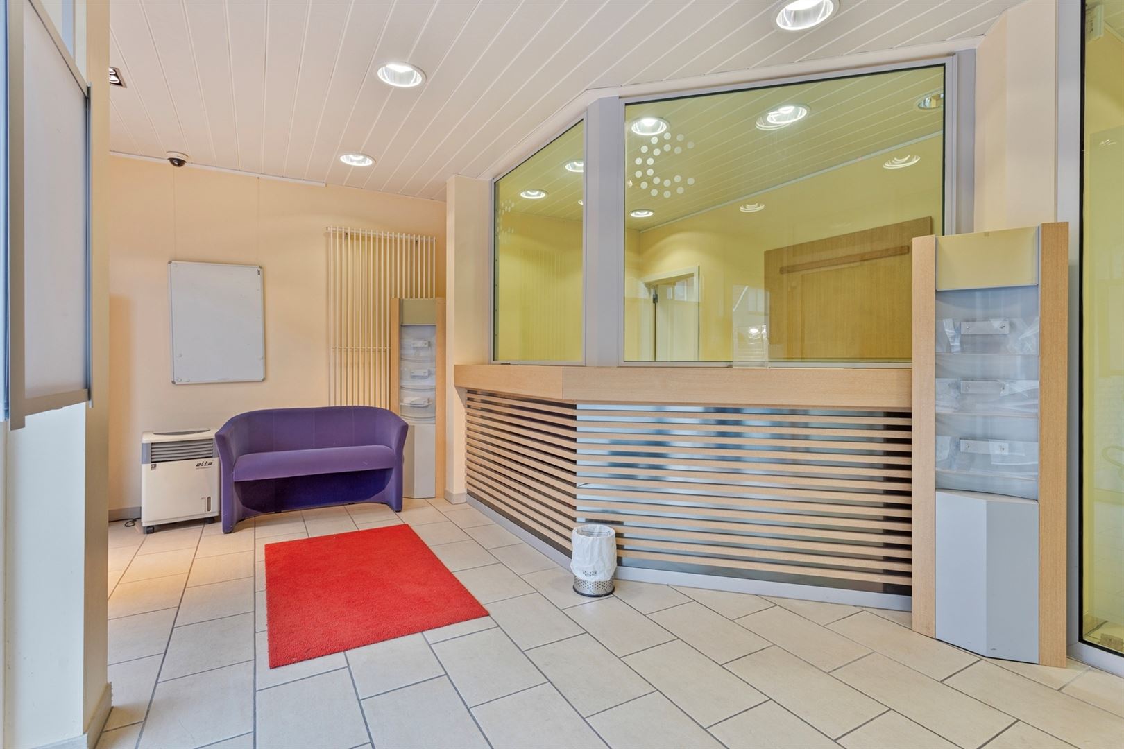Voormalig bankkantoor met wachtruimte, loket, 3 burelen, polyvalente ruimte en een bergruimte - foto 4