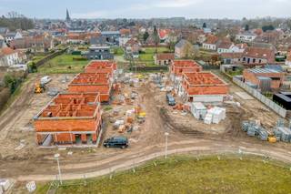 Betreed de wereld van hedendaags wonen met deze moderne halfopen nieuwbouwwoning, eventueel met bijhorende carport, gelegen op een noordwestelijk georiënteerd perceel in ons groen en verkeersluw nieuwbouwproject CAMPO. Deze eigentijdse woning biedt niet alleen rust en stijl maar ook het comfort van modern design. Met 3 slaapkamers, waarvan 1 met dressing, badkamer met bad en inloopdouche voorziet deze woning in alle behoeften van een gezin. Een vaste trap naar de zolder biedt de mogelijkheid voor een optionele 4e slaapkamer, bureau,... . Deze energiezuinige BEN-woning is uitgerust met geavanceerde technologieën, zoals een warmtepomp, vloerverwarming op het gelijkvloers en de verdieping, ventilatie type D met warmterecuperatie, een regenwaterput van 10.000L, zonnepanelen, en meer. Het noordwestelijk georiënteerde perceel vangt de warme avondzon op waardoor de buitenruimte ideaal is voor ontspanning. Voor meer informatie en om deze moderne woning te ontdekken, bel Ewout op 0497 588 888 of stuur een e-mail naar contact@huysmanbouw.be. Laten we samen de deur openen naar jouw nieuwe thuis.