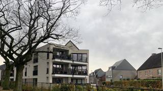 Lichtrijk recent dakappartement. Inkom met ingemaakte vestiairekast, leefruimte op keramische tegel en aansluitend het zuidgeoriënteerde terras...