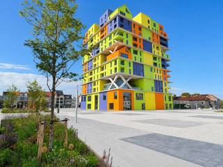 In het iconisch nieuwbouwproject "Hoost" verkopen wij dit splinternieuw appartement, voorzien van 2 kamers en een groot inpandig terras.<br />Vanop de 9de verdieping hebt u een panoramisch zicht over de omgeving en ervaart u een absoluut kustgevoel. Een terras dat profiteert van de opkomende en ondergaande zon, en dit in een volledig nieuw appartement, geheel energiezuinig en conform met de laatste technieken.<br /><br />Indeling: inkomhal, een brede leefruimte met een tijdloze open keuken, een schitterende eetplaats en een zitruimte met toegang naar een mooi inpandig terras.<br />Naast de keuken nog een praktische berging/wasplaats. Verder nog 2 kamers (waarvan 1 met dressing), een apart toilet en een hedendaagse badkamer met inloopdouche.<br /><br />Verkoop onder btw-stelsel.<br /><br />Voor meer informatie of een vrijblijvend bezoek:<br />Contacteer Willem Cauwels op tel. 050/89.27.70.