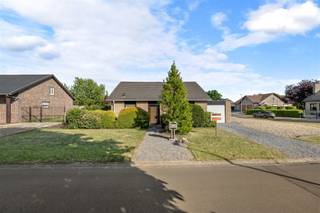 We vinden deze charmante gelijkvloerse woning terug in de Guvelingen ter hoogte van nummer 77 te Sint-Truiden. Grote troef hier is ongetwijfeld...