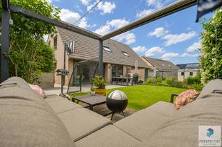Deze recente halfopen woning (bouwjaar 2011) met 3 slaapkamers is rustig gelegen en biedt een uitstekende verbinding naar omliggende steden en alle dagelijkse voorzieningen.<br />Op het gelijkvloers vinden we de inkomhal met gastentoilet, een lichtrijke brede woonkamer met aansluitend de volledig ingerichte open keuken met eiland. Vanuit de keuken en leefruimte is er zicht op de zonnige zongerichte tuin. Ruime inpandige garage met berging en wasplaats.<br />Op de eerste verdieping vind je drie ruime slaapkamers, een badkamer met dubbele wastafel, toilet en douche. Zolderverdieping.<br />Volledig omheinde aangelegde tuin, voorzien van twee terrassen en een ruim tuinhuis. Oprit voor de garage.<br /><br />Kortom: deze woning is perfect voor wie op zoek is naar een instapklare, energiezuinige gezinswoning voorzien van alle comfort.<br /> <br />EXTRA INFORMATIE:<br />- zonnepanelen 5.6Kw piek<br />- nog groenestroomcertificaten tot juni 2032 (gemiddeld 5 x 230€ per jaar)<br />- thuisbatterij van 12.8Kw met slimme sturing (pas geplaatst in mei 2026)<br />- woning kan via die batterij van maart tot oktober zo goed als energieneutraal zijn.<br />- volledig bekabeld alarm systeem<br />- 360° camera bewaking<br />- extra oost - zuid gericht terras<br /><br />- Stedenbouwkundige inl. in aanvraag.<br /><br />RICHTRIJS - 480.000 EUR - De vermelde prijs is een richtprijs: ieder bod wordt voorgelegd aan de eigenaars, die al dan niet kunnen ingaan op het prijsvoorstel.<br /><br />Contacteer PERSPECTIEF VASTGOED – 7 op 7 bereikbaar – voor meer informatie of een bezoek.<br />Bel 050/550.750 of mail naar info@perspectiefvastgoed.be