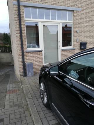 <p><span>Ruime duplex met 3 slaapkamers, terras en autostaanplaatsen in Munsterbilzen</span></p><p><span>Deze ruime en instapklare duplex is gelegen in het rustige Munsterbilzen, met een vlotte verbinding naar Genk, Hasselt en de autosnelwegen E313 en E314.</span></p><p><span>Het appartement maakt deel uit van een kleinschalige residentie met slechts drie entiteiten, waarbij elk appartement beschikt over een eigen private ingang. Hierdoor zijn er geen gemeenschappelijke delen en dus ook geen gemeenschappelijke kosten.</span></p><p><span>Bij het appartement zijn zowel een ondergrondse autostaanplaats als een autostaanplaats voor de deur inbegrepen.</span></p><p><span>De indeling is als volgt: een lichtrijke en ruime leefruimte, een praktische berging aansluitend aan de keuken en een extra berging in de kelder. Op de bovenverdieping bevinden zich drie volwaardige slaapkamers en een badkamer uitgerust met ligbad, douche en dubbele lavabo. Zowel op het eerste als het tweede verdiep is er een apart toilet aanwezig.</span></p><p><span>Daarnaast beschikt het appartement over twee terrassen: een ruim terras aan de achterzijde (keuken) en een kleiner terras aan de voorzijde (woonkamer).</span></p><p><span>Extra troeven: verwarming op aardgas en aanwezigheid van een waterontharder.</span></p><p><span> </span></p>