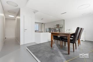 Bent u op zoek naar een ruime gezinswoning in een rustige en landelijke omgeving? Dan is deze halfopen bebouwing in Nieuwkerke zeker het ontdekken waard.<br /><br />De woning biedt een aangename indeling waarbij leefcomfort centraal staat. Op het gelijkvloers vindt u een lichtrijke leefruimte die mooi overloopt in de open keuken. Dankzij de grote raampartijen geniet u hier van een mooi zicht op de tuin en een vlotte verbinding met het terras. De ruime badkamer is praktisch ingericht en beschikt over zowel een ligbad als een inloopdouche.<br /><br />De eerste verdieping omvat een ruime slaapkamer met een aansluitende dressing. Op de tweede verdieping bevinden zich nog twee extra slaapkamers.<br /><br />Naast de bewoonbare oppervlakte beschikt de woning ook over een kelder en een zolder, ideaal als extra bergruimte. De ruime garage biedt bovendien voldoende plaats voor een wagen, fietsen en bijkomende opslag.<br /><br />Maak vandaag nog een afspraak en ontdek zelf alles wat deze woning te bieden heeft.