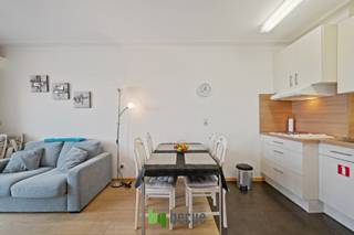 Ontdek deze compacte en lichte studio (36 m²) met een adembenemend uitzicht op de duinen en een gunstige EPC-score A, ideaal voor een zorgeloos verblijf aan de kust. De slimme indeling met ingebouwde meubels zoals een opklapbed en stapelbedden zorgt voor een optimaal ruimtegebruik, perfect voor een gezin of als rendabele investering. Geniet van de frisse zeelucht op het zonnige terras, direct bereikbaar vanuit de leefruimte. Bovendien is er de mogelijkheid tot aankoop van een handige parkeerplaats met ruime berging in de ondergrondse garage, een absolute troef aan de kust! Mis deze unieke kans niet om te investeren in uw plekje aan zee.<br /><br />Kenmerken:<br />Lichtrijke woonkamer met open keuken<br />Panoramisch uitzicht op de duinen en het hinterland<br />Zonnig terras<br />Slimme ruimte-indeling met ingebouwde slaapoplossingen (opklapbed, stapelbed)<br />Efficiënte keuken en badkamer met ligbad