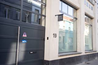 <p>Volledig gerenoveerde en moderne kantoorruimte te koop, gelegen aan de Rue Gheude 19 te Anderlecht.</p>
<p>Deze instapklare kantoren met een oppervlakte van ±320 m² werden recent kwalitatief vernieuwd en zijn uitgerust met de nieuwste technieken, waaronder een warmtepomp, vloerverwarming en dubbele beglazing, wat garant staat voor optimaal comfort en energie-efficiëntie.</p>
<p>Achteraan beschikt het pand over een aangenaam terras, waarvan het vruchtgebruik verbonden is aan het privatief, terwijl de eigendom deel uitmaakt van de gemeenschappelijke delen.</p>
<p>Dankzij de strategische ligging in Anderlecht geniet het pand van een goede bereikbaarheid en nabijheid van belangrijke invalswegen en voorzieningen.</p>
<p><strong>Troeven:</strong></p>
<ul>
<li>Volledig gerenoveerd en instapklaar</li>
<li>Moderne technieken (warmtepomp, vloerverwarming, dubbele beglazing)</li>
<li>Oppervlakte ±320 m²</li>
<li>Aangenaam terras achteraan</li>
<li>Ideaal voor kantoren, praktijkruimte of investering</li>
</ul>