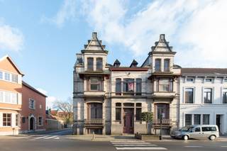 Te restaureren ruime herenwoning te koop gelegen langs de Stationsstraat te Gistel, op wandelafstand van de markt, winkels en scholen. In de tuin...