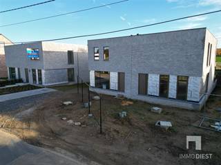 <p><span>Deze knappe nieuwbouwwoning in moderne architectuur maakt deel uit van project 'La Vue' (Struikstraat 77A, 77B, 77C en 77 D in Assent). </span></p><p><span> </span></p><p><span>Woning Struikstraat 77B</span><span> heeft 178 m² woon- en leefruimte en omvat:</span></p><p><span>- kruipkelder</span></p><p><span>- gelijkvloers: inkomhal, gastentoilet, eetruimte, centrale keuken, leefruimte met bureel, ruime berging</span></p><p><span>- verdieping: drie volwaardige slaapkamers, nachthal met lichtstraat die als dressing kan dienen, een ruime badkamer, apart toilet en technische berging</span></p><p><span> </span></p><p><span>Buiten beschikt u over een zeer ruim en zonnig terras met zicht en toegang naar de tuin.</span></p><p><span>Dit alles op een perceel grond van 1024 m² met een prachtig groen zicht op de Hagelandse velden.</span></p><p><span> </span></p><p><span>Kwaliteiten</span></p><p><span>+ lichtrijk (maximale lichtinval dankzij de grootte raampartijen);</span></p><p><span>+ grote leefruimte (met ruimte voor een bureau);</span></p><p><span>+ uniek zuidgericht terras (met prachtig perspectief);</span></p><p><span>+ landelijke zichten en toch vlakbij Bekkevoort en Diest;</span></p><p><span>+ op 5 minuten van de snelweg Genk-Leuven-Brussel-Antwerpen</span></p><p><span>+ aan de voet van het mooie Hageland, de verborgen parel van Vlaanderen, waar heuvels fluisteren en wijnranken zingen.</span></p><p><span> </span></p><p><span>De vermelde prijs is de prijs voor deze woning winddicht (excl. kosten).</span></p><p><span>U kan de woning nog volledig naar uw hand zetten. </span></p><p><span>Indien gewenst kan u deze woning ook afgewerkt of casco+ kopen. Meer info op aanvraag te verkrijgen.</span></p><p><span> </span></p><p><span>La Vue is een nieuw architectuurproject van Mint Projects.</span></p><p><span>Verkoop door Immo Diest, samen thuis in vastgoed.</span></p><p><span>De koper staat centraal. </span></p><p><span> </span></p><p><span>Meer info en een bezoek? Aarzel niet, bel Immo Diest: 013 31 25 22.<br />Wij laten u de woning graag na afspraak bekijken.</span></p>