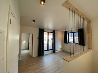 Deze recente nieuwbouwwoning is gelegen in het centrum van Leuven, op wandelafstand van het station en diverse voorzieningen.De woning omvat inkomhal...