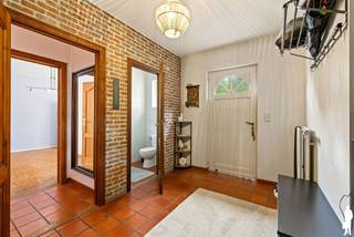 Op zoek naar een ruime open bebouwing met tal van mogelijkheden op een royaal perceel van maar liefst 1.205 m²? Deze woning in Melsele combineert 4 slaapkamers, een vernieuwde badkamer, een ruime tuin én een luxueuze aparte woonunit achteraan op het perceel. Ideaal voor grote gezinnen, kangoeroewonen, een zelfstandige activiteit of een aparte werk- en praktijkruimte.<br /><br />De zeer ruime oprit met plaats voor meerdere wagens en de gunstige ligging in Melsele maken het geheel compleet.<br /><br />Gelijkvloers<br />- Inkomhal met gastentoilet<br />- Gezellige en ruime leefruimte<br />- Ruime keuken met eetplaats<br />- Praktische berging<br />- 2 volwaardige slaapkamers<br />- Volledig vernieuwde badkamer<br /><br />Eerste verdieping<br />- 2 vernieuwde en ruime slaapkamers<br /><br />Tuin &amp; aparte woonunit<br />De woning staat op een mooi perceel van 1.205 m² en beschikt over een aangenaam terras en een ruime tuin. Achteraan bevindt zich een bijzondere extra troef: een luxueus afgewerkte, aparte woonunit.<br />Deze unit beschikt over:<br />- Zeer ruime slaapkamer<br />- Badkamer<br />- Nieuwe keuken<br />- Gezellige zit- en leefruimte<br /><br />Dankzij de complete inrichting biedt deze ruimte bijzonder veel mogelijkheden. Ze kan perfect functioneren als aparte woonst, maar is eveneens interessant als praktijkruimte, kantoor, hobbyruimte of werkplek aan huis.<br /><br />Algemeen<br />- Open bebouwing in Melsele<br />- Perceel van 1.205 m²<br />- 4 slaapkamers in de hoofdwoning<br />- Aparte, volledig uitgeruste woonunit<br />- Vernieuwde badkamer<br />- Ruime oprit voor meerdere wagens<br />- Verwarming op gas<br />- EPC-label D<br />- Zeer gunstige ligging<br /><br />Een eigendom die zich onderscheidt door haar ruimte, groot perceel en uitzonderlijke polyvalentie. De combinatie van een volwaardige gezinswoning met een afzonderlijke woonunit maakt dit een bijzonder interessant aanbod in Melsele.