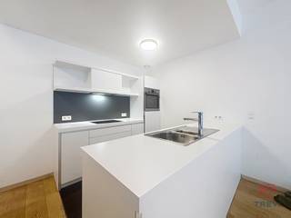 ETTERBEEK, vlakbij het Jubelpark. Prachtig appartement van ± 92 m² op de begane grond. Bestaande uit een inkomhal, woonkamer van ± 30 m² met...