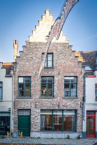 Statige & ruime (320 m2 bew opp) trapgevelwoning gelegen in de geborgenheid van het Ezelstraatkwartier. Het ruime woongeheel zorgt voor...
