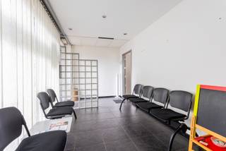 Bent u op zoek naar een praktijkruimte met gemeenschappelijke faciliteiten? Dan is dit precies wat u zoekt! Deze praktijkruimte bevindt zich in...