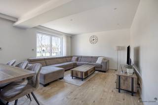 <p><span>Bent u op zoek naar een instapklare woning met ruimte, comfort én een rustige ligging? Deze smaakvol gerenoveerde halfopen bebouwing, gelegen aan een gezellig en verkeersluw pleintje in de Koning Albertstraat, combineert modern wooncomfort met een praktische indeling.</span></p><p><span>Bij het betreden van de woning komt u terecht in een ruime inkomhal die toegang geeft tot de lichtrijke leefruimte. De gezellige living biedt voldoende plaats voor een zithoek en eetruimte en sluit mooi aan op de vernieuwde keuken.</span></p><p><span>Op het gelijkvloers vinden we ook nog de ruime badkamer met dubbele lavabo en douche. Hier vinden we ook een ruime wasplaats, praktische berging en 4de slaapkamer. </span></p><p><span>Op de eerste verdieping bevinden zich 3 volwaardige slaapkamers.</span></p><p><span>Ook buiten is het aangenaam vertoeven. De woning beschikt over een kelder voor extra opslagruimte én een ruime dubbele garage en carport, wat zorgt voor uitzonderlijk veel bergruimte en parkeermogelijkheden.</span></p><h3><span>Troeven van deze woning</span></h3><ul><li><span>Volledig gerenoveerd en instapklaar</span></li><li><span>Rustige ligging </span></li><li><span>Ruime en lichtrichte leefruimte</span></li><li><span>Kelder + dubbele garage</span></li><li><span>Airconditioning</span></li><li><span>20 zonnepanelen </span></li><li><span>Elektriciteit conform</span></li></ul>