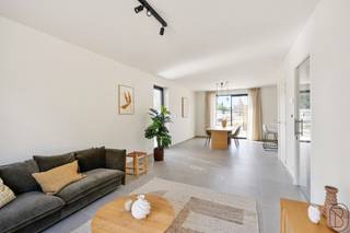 Kwalitatief ENERGIEZUINIG MODERN nieuwbouwproject (3 SLK, ZUID-WESTgerichte AANGELEGD TERRAS &amp; TUIN met toegang achteraan, + PARKING), TOPGELEGEN nabij het centrum van Oudenaarde, doch in een groene omgeving (natuurgebied 't Spei). ENERGIEZUINING (5 jaar geen onroerende voorheffing): zonnepanelen, warmtepomp, vloerverwarming. KWALITEITSVOLLE MATERIALEN. Bouwwerken gestart. Info en plannen: info@immobeguin.be