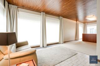 ZIE INSCHRIJVINGEN - www.makelaarshuys.be of deze link ; https://ap.lc/KqJAj Deze instapklare HOB met bijhorende uitpandige garage bevindt zich in een aangename en rustige straat in Mariakerke, meer bepaald in de Zandekensstraat. De woning (1977) combineert een solide structuur met een praktische indeling en heel wat potentieel voor wie comfortabel wil wonen op een mooie locatie.<br />Bij het binnenkomen wordt u verwelkomd in een verzorgde inkomhal met gastentoilet. Vanuit de hal komt u in de lichtrijke leefruimte, waar grote raampartijen zorgen voor een aangename lichtinval en een mooi zicht op zowel de straatzijde als de tuin. De living biedt voldoende ruimte om een gezellige zithoek en een volwaardige eetplaats in te richten.<br />Aansluitend bevindt zich de volledig ingerichte keuken, die praktisch is ingedeeld en directe toegang biedt tot de ruime, droge kelder. Deze kelder is bijzonder handig als extra bergruimte en hier bevindt zich tevens de gaswandketel.<br />Op de 1ste vindt u de nachthal met een aparte toilet, een badkamer en drie slaapkamers. <br />Via een schuiftrap op de overloop bereikt u de zolderverdieping, die momenteel is opgedeeld in twee aparte ruimtes. Bovendien werd het dak reeds vernieuwd en geïsoleerd.<br />De woning beschikt daarnaast over een handige oprit en een ruime, uitpandige garage.<br />Tot slot is er de prachtige tuin, die perfect georiënteerd is en uitnodigt om in alle rust te genieten van zon.<br />Heeft u interesse of wenst u meer informatie? bel of mail.