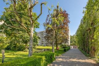 <p>Welcome to the Fruithoflaan in Berchem - a name that stands for standing, green and comfort.<br />This apartment on the 3rd floor of a particularly well-maintained building combines light, visibility and possibilities in a location where everything is right.</p><p>Top location with everything close by: butcher, bakery and supermarkets are within walking distance.<br />Thanks to the abundance of public transportation, you are in the city in no time, and also the entrance and exit to the Ring are literally around the corner.<br />Fancy some relaxation? Brilschanspark, Middelheim and Nachtegalenpark invite you for a fresh walk or a sunny afternoon in the greenery.</p><p>- 3 bedrooms - 2 terraces <br />- To renovate to your own taste <br />- Possibility to purchase underground garage box</p><p>You enter into a spacious entrance hall with checkroom, which gives access to the living space. The living room and dining room are bathed in light thanks to the large windows and connect to the kitchen in a charming 70's vibe, equipped with all appliances. From both the living room and the kitchen you step out onto the sunny front terrace - ideal for your morning coffee or an aperitif with a view of greenery.</p><p>Through the night hall you reach the quiet rear of the apartment. Here there are 3 bedrooms, each equipped with fitted wardrobes and with direct access to the rear terrace.<br />The bathroom has a bath with shower, and there is a separate toilet and a technical storage room with plumbing for washing machine and dryer.</p><p>Behind the building there is the possibility of purchasing an underground and locked garage box - an absolute value in this location.</p><p>Schedule your visit today at sinjoor.be<br />Before it's gone.</p>