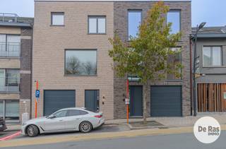 EREMBODEGEM - Deze prachtige nieuwbouwwoning bevindt zich pal in het centrum van Erembodegem. De ligging van dit pand is bijzonder aantrekkelijk met scholen, banken, en supermarkten in de directe omgeving. Daarnaast geniet deze woning van een heel goede bereikbaarheid door het openbaar vervoer, station, belangrijke invalswegen en de E40.<br /><br />Naar indeling toe bevindt zich op het gelijkvloers een inkomhal met trappenhal, een ruime garage die plaats biedt aan twee wagens en een nuttige berging met technische ruimte. Op de eerste verdieping bevindt zich een lichtrijke leefruimte met parket en een open, volledig ingerichte keuken (afgewerkt met kwalitatieve materialen). Op de bovenverdieping bevinden zich drie slaapkamers, eveneens voorzien van parket en grote raampartijen, en een badkamer met dubbele lavabo met inloopdouche.<br /><br />Troeven: EPB-nieuwbouw, warmtepomp samsung met vloerverwarming, zonnepanelen (6,6 kWp), ventilatiesysteem C+, hoge isolatiewaarde, RW-put, dubbele beglazing (PVC),...<br /><br />De tuin met ruim terras maken deze eigendom compleet!<br /><br />Mogelijkheid van aankoop onder 6% BTW!<br />Totaal incl. btw (6%), excl. kosten en excl. notariskosten: €527.880<br />Totaal incl. btw (21%), excl. kosten en excl. notariskosten: €602.580<br /><br />Bent u opzoek naar een nieuwbouwwoning met 3 slaapkamers en dubbele garage voorzien van alle comfort op een uitstekende locatie? Aarzel dan niet en maak snel uw afspraak: 053/60.65.60