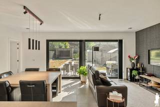 <strong>Instapklaar gelijkvloers appartement met tuin, pal in het centrum van Brasschaat!</strong><br /><br /><span><strong>Indeling:</strong></span><br />
<ul>
<li><strong>Inkomhal </strong>op keramische tegel met <strong>vestiaire </strong>en <strong>gastentoilet </strong>met handenwasser.</li>
<li>Vanuit de inkomhal heeft u tevens toegang tot de <strong>praktische technische berging</strong> met aansluiting voor wasmachine en droogkast.</li>
<li>Lichtrijke <strong>leefruimte </strong>(32m²)<strong> </strong>met open, volledig geïnstalleerde <strong>keuken</strong>, uitgerust met Siemens-toestellen <em>(inductiekookplaat, vaatwasser, combi-microgolfoven en oven).</em> Tevens voorzien van een losstaande Beko-koelkast met twee vrieslades.</li>
<li>Via het kamerbrede schuifraam heeft u rechtstreeks toegang tot de tuin, voorzien van een achterpoortje.</li>
</ul>
<ul>
<li><strong>Masterslaapkamer </strong>(ca. 15 m²) met elektrisch rolluik.</li>
<li><strong>Badkamer </strong>voorzien van een dubbele lavabo, spiegelkast, extra kastruimte en inloopdouche.</li>
<li><strong>Tweede slaapkamer </strong>aan de achterzijde (ca. 8 m²) met ensuite <strong>douchekamer.</strong></li>
</ul>
<span><strong>Algemeen:</strong></span><br />
<ul>
<li>Zeer <strong>centraal gelegen </strong>appartement met alle faciliteiten, zoals bakkers, slagers, supermarkten en overige winkels, op wandelafstand.</li>
<li><strong>Recent appartement </strong>(bouwjaar 2019), voorzien van warmtepomp, ventilatiesysteem en vloerverwarming.</li>
<li>Alle ramen zijn voorzien van geluidswerende beglazing.</li>
<li>Aan de voorzijde is een elektrisch rolluik voorzien, aan de achterzijde <strong>zonnewering </strong>en vliegenramen.</li>
<li><strong>Twee achterliggende autostaanplaatsen en een privatieve kelderberging inbegrepen.</strong></li>
<li>Aparte meters voor water, gas en elektriciteit.</li>
</ul>
<br /><em>* Maandeljkse lasten150 euro/maand - werkkapitaal<br /><strong>*stedenbouwkundige inlichitngen in aanvraag</strong></em>