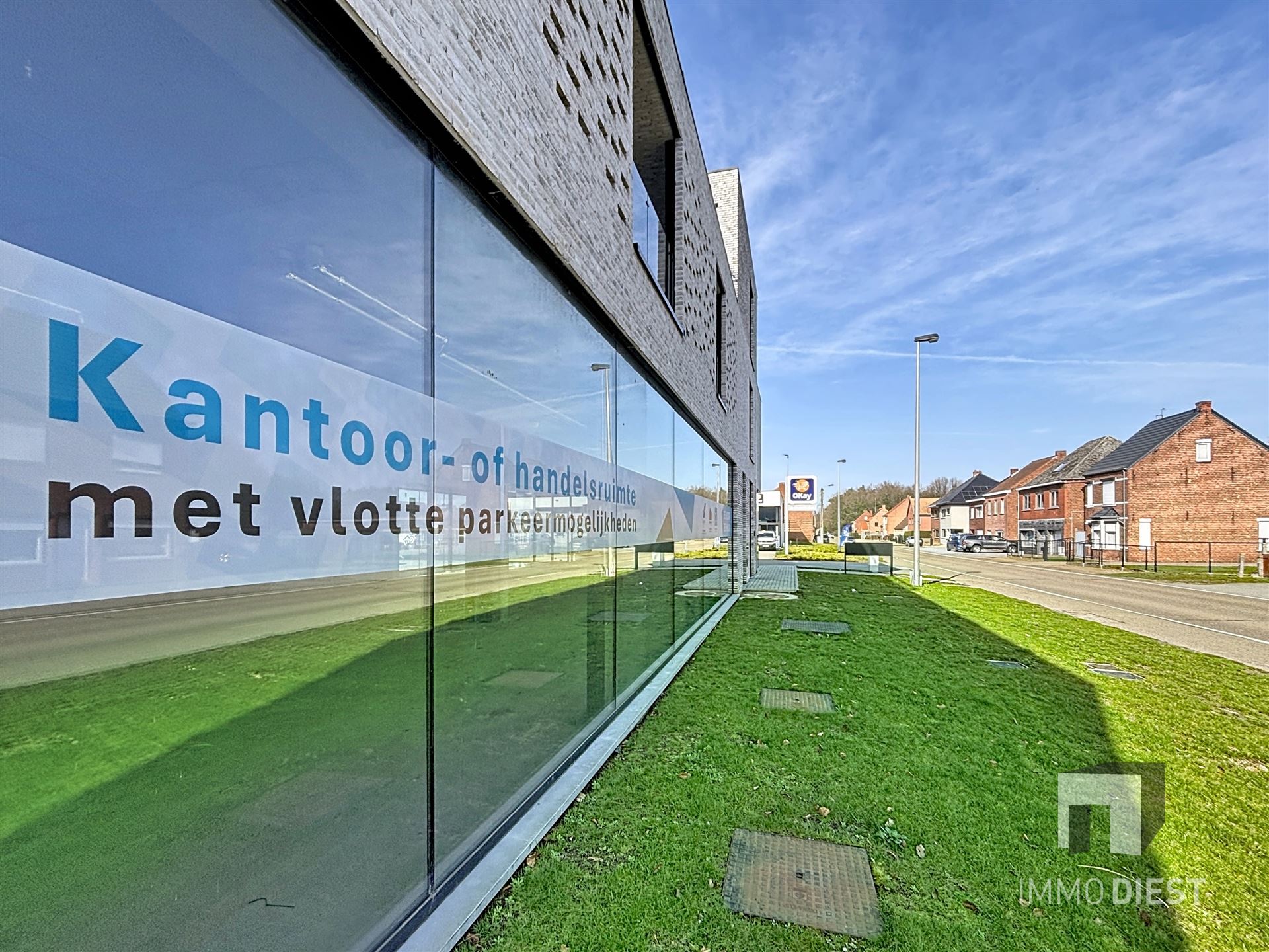 Commercieel Gebouw van 374m2 op toplocatie met parking! - foto 5
