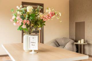 Welkom te Geeraard De Cremerstraat 122 b3 te Rupelmonde. Gelegen nabij het centrum van Rupelmonde vinden we dit ruime appartement.<br /><br />We parkeren de auto in de <strong>garage </strong>en wandelen naar de inkom van het kleinschalige gebouw. We nemen de trap naar de<strong> 2e verdieping</strong> en komen binnen in de ruime <strong>inkomha</strong>l. Hier is plaats voorzien voor een handige vestiaire kast. Aan de voorzijde vinden we de lichtrijke <strong>woonkamer</strong>. Dankzij de grote en recent vernieuwde raampartijen baadt het appartement in het licht. We hebben hier ook toegang tot het <strong>terras</strong>.<br /><br />Aansluitend vinden we de <strong>keuken</strong> die met wat liefde kan omgetoverd worden tot een moderne keuken. Naast de keuken bevindt zich de <strong>berging </strong>met aansluitingen voor wasmachine en droogkast. Hier bevindt zich ook de <strong>valtrap</strong> die ons naar de grote <strong>zolder</strong> (50m<sup>2</sup>) brengt. Momenteel is deze zolder nog niet ingericht, maar deze zou nog als extra slaapkamer kunnen worden ingericht.<br /><br />Aan de achterzijde van het appartement zijn <strong>twee ruime slaapkamers</strong>. Eentje heeft zelfs toegang tot een gezellig<strong> balkon. </strong>Verder vinden we nog de <strong>badkamer</strong> met lavabo en bad. Er is een <strong>apart gastentoilet </strong>aanwezig.<br /><br />Als extra troef zijn de <strong>ramen recent vernieuwd</strong> geweest en zijn er op de meeste ramen <strong>elektrische rolluiken</strong> voorzien. Op de ramen aan de voorzijde (woonkamer) zijn <strong>zonnescreens</strong> voorzien. De garage is inbegrepen in de vraagprijs.<br /><br /><u><strong>Technisch:</strong></u><br />- EPC: 241 kWh/m2jaar, label C<br />- G-&amp;P-score: C&amp;C<br />- Geen renovatieplicht<br />- Wg, Gmo, Gvkr, Vg, Gvv