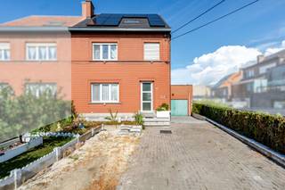 <p><strong>Te koop in Wolvertem: halfopen woning met 4 slaapkamers</strong><br />Deze halfopen woning in Wolvertem biedt dankzij haar bijzondere indeling uitstekende mogelijkheden voor kangoeroewonen. Op elke verdieping bevinden zich slaapruimte en sanitair, terwijl de aanwezigheid van twee keukens extra flexibiliteit biedt om verschillende generaties comfortabel onder één dak te laten wonen. De woning beschikt over 4 slaapkamers en is bovendien volledig onderkelderd, wat heel wat extra opslag- en gebruiksruimte biedt. Gelegen op korte afstand van het centrum van Wolvertem, nabij scholen, openbaar vervoer en belangrijke invalswegen. Ook Meise, Grimbergen, Merchtem, Londerzeel en Kapelle-op-den-Bos zijn vlot bereikbaar.<br /><br /><strong>Belangrijkste ruimtes:</strong><br />• Woonkamer<br />• 2 keukens<br />• 4 slaapkamers (23 m², 18 m², 17 m² en 15 m²)<br />• 2 badkamers<br />• Douchekamer<br />• Volledig onderkelderd<br /><br /><strong>Troeven:</strong><br />• Ideaal voor kangoeroewonen dankzij de flexibele indeling en twee keukens<br />• 4 ruime slaapkamers, 2 badkamers en een douchekamer<br />• Volledig onderkelderd en centraal gelegen nabij het centrum van Wolvertem<br /><br />Wens je een bezoek? Contacteer ERA LEUS &amp;amp; TOYE via 02/335.11.14 en plan een afspraak met Gilles Sato.<br />JOUW DROOMHUIS. ZO GEVONDEN!</p>