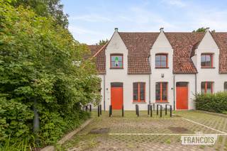 Verscholen achter een charmant binnenplein, op wandelafstand van de iconische Brugse molens, bevindt zich deze uitzonderlijke vernieuwbouwwoning. Dankzij haar unieke ligging geniet u hier van een oase van rust, terwijl het historische stadscentrum zich letterlijk om de hoek bevindt.<br /><br />De woning werd recent volledig gerenoveerd en combineert het karakter van een bestaande woning met het hedendaagse comfort van een nieuwbouw. Bij het betreden van de woning komt u terecht in een verzorgde inkomhal met ingemaakte kasten en een gastentoilet. Vervolgens bereikt u de bijzonder ruime en lichtrijke leefruimte, die naadloos overgaat in de open, volledig uitgeruste keuken. Aansluitend bevindt zich een gezellig terras waar u in alle rust kunt genieten.<br /><br />Op de eerste verdieping bevinden zich drie volwaardige slaapkamers en een royale badkamer, afgewerkt met kwalitatieve materialen. Dankzij de grote raampartijen baadt elke ruimte in natuurlijk daglicht, wat de woning een bijzonder aangenaam en ruimtelijk gevoel geeft.<br /><br />Een absolute meerwaarde is de volledige onderkeldering van de woning. Deze polyvalente ruimte biedt tal van mogelijkheden en kan perfect dienen als hobbyruimte, fitness, bureau, speelkamer, thuisbioscoop of extra bergruimte. Daarnaast beschikt de woning over een tweede buitenruimte in de vorm van een aangenaam dakterras.<br /><br />Ook technisch voldoet deze woning aan alle hedendaagse normen. Zo beschikt ze over centrale verwarming op aardgas, dubbele beglazing, zonnepanelen en een conforme elektrische installatie. <br /><br />Tot slot bestaat de mogelijkheid om een afzonderlijke parkeerplaats aan te kopen (bijkomende prijs van € 35.000) op het afgesloten binnenplein van deze kleinschalige residentie, een bijzonder waardevolle troef op deze centrale locatie.<br /><br />Bent u op zoek naar een instapklare, energiezuinige en kwalitatief afgewerkte woning met een unieke ligging in het historische centrum van Brugge? Dan is deze uitzonderlijke eigendom absoluut een bezoek waard.<br /><br />