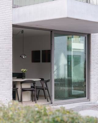 'KAAI 30' is een kleinschalig en duurzaam nieuwbouwproject te Kristus-Koning op wandelafstand van het centrum. Dit tijdloos en architecturaal hoogstaand project bestaat uit 2 kleinschalige volumes die zich situeren op een hoekperceel langsheen het water. Een groot deel van de appartementen zal kunnen genieten van frontaal zicht op het water van de ringvaart vanop de rustige en serene Kolenkaai. Aan de zijde van de Leopold II-laan wordt het tweede gebouw geplaatst rond een groen binnengebied die de 2 gebouwen connecteert. Het project bestaat uit een mix van 1-, 2- en 3-slaapkamerappartementen en magnifieke penthouse-appartementen.<br /><br />Deze appartementen zullen zeer kwalitatief en duurzaam gebouwd worden. Zo zullen de meeste appartementen in het project BEN (Bijna Energie Neutraal - E<30) zijn, en wordt er verwarmd via individuele warmtepompen gekoppeld aan vloerverwarming.<br />Bovendien komt het project ook in aanmerking voor een aankoop met 6% BTW!<br /><br />Het appartement uit deze advertentie is een fantastisch 'doorzon' appartement van 90,1m² + 16 m² terras op de gelijkvloers verdieping voorzien van een ruim / zuidgericht terras die uitgeeft op het centrale binnenplein! Het appartement beschikt verder over 2 slaapkamers, een badkamer, lichtrijke doorkijk leefruimte, open keuken met inbouwtoestellen en berging.<br /><br />Contacteer ons om meer info te krijgen over dit schitterende project, of om een vrijblijvend bezoek te brengen aan het MODELAPPARTEMENT?! Contacteer ons - www.delbecque.immo