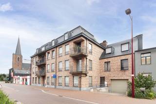 <p>Wonen met buitenruimte en comfort. Op de eerste verdieping van een verzorgde residentie vind je dit aangename en lichtrijke appartement. De <strong>ligging is centraal</strong>, met de supermarkt om de hoek en het centrum van Boechout op wandelafstand.</p><p>Het appartement bestaat uit een inkomhal – een mooie leefruimte met open keuken – een <strong>praktische berging</strong> met aansluiting voor was- en droogmachine – een slaapkamer – een badkamer met douche – een apart toilet.</p><p><br /></p><ul><li>Mooie troef zijn de twee terrassen: één aansluitend aan de leefruimte en een tweede, zeer ruim terras dat je bereikt via de trap naar beneden.</li><li>Strategisch interessante locatie</li><li>Kelderberging inbegrepen</li><li>Hoge plafonds en lichtinval zorgen voor een aangenaam ruimtegevoel.</li></ul>