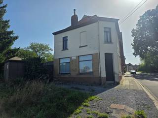 Goedgelegen halfopen bebouwing op wandelafstand van het mooie centrum van Bellegem. De woning dient gerenoveerd te worden maar heeft een uitstekende ligging en een toffe tuin! Altijd parking, rustig en in het groen!! Bel of mail ons vandaag nog voor een afspraak ter plaatse!