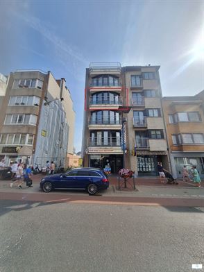 Dit ruim en lichtrijk appartement beschikt over 2 slaapkamers, een ruime woonkamer met een halfopen keuken, een badkamer en een apart toilet. Dankzij de zuidwestelijke oriëntatie geniet je de hele namiddag en avond van veel natuurlijk licht.Het appartement is centraal gelegen, op wandelafstand van winkels en andere voorzieningen. Interesse? Neem gerust contact op om een bezoek in te plannen!