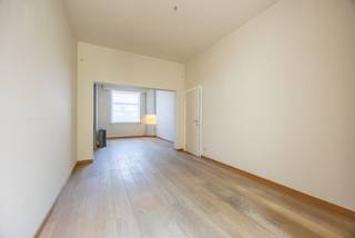 Deze toffe gezinswoning bevindt zich vlakbij de Zandberg en geniet een vlotte verbinding met invalswegen, winkels en tal van andere voorzieningen. De woning werd in het verleden reeds gerenoveerd maar is ondertussen toe aan een grondige opknapbeurt.<br /><br />Indeling: De inkomhal biedt toegang tot de woonkamer, afgewerkt met parket. Via de lichtrijke doorgang bereikt u de keuken met grote raampartijen waardoor u kunt genieten van het zicht op de tuin. Bovendien is er op het gelijkvloers de badkamer, uitgerust met ligbad en douche, en een apart toilet.<br /><br />Op de eerste verdieping zijn twee ruime slaapkamers. Vervolgens begeeft u zich met de vaste trap naar de zolderverdieping waar een derde slaapkamer voorzien kan worden. Nog bergruimte nodig? De woning beschikt over een droge en praktische kelder.<br /><br />De tuin is zuidgericht en dus ideaal om in het mooie weer te vertoeven.<br /><br />Bent u bereid om de handen uit de mouwen te steken en deze woning onder handen te nemen? Plan dan snel uw bezoek in.<br /><br />EPC: 426 kWh/(m²/jaar) / LABEL E / UC: 3620649