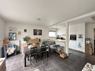 <p><span>Dit gezellige gelijkvloers appartement is ideaal voor wie op zoek is naar een comfortabele en praktische woonst met een aangename buitenruimte. </span></p><p><span>Het appartement beschikt over een gezellige leefruimte met aansluitend een mooi ingerichte keuken, voorzien van een vaatwasmachine, keramisch kookvuur, dampkap, koelkast en oven. </span></p><p><span>Verder is er één slaapkamer en een verzorgde badkamer met badkamermeubel, lavabo en inloopdouche. </span></p><p><span>Daarnaast beschikt het appartement over een apart gastentoilet.</span></p><p><span> </span></p><p><span>Een absolute troef is het zeer ruime terras van maar liefst 29 m², ideaal om volop te genieten van het buitenleven. </span></p><p><span>Daarnaast is er een gemeenschappelijke fietsenberging aanwezig. Het appartement is beschikbaar vanaf 1 november 2026.</span></p><p><span> </span></p><p><span>De gemeenschappelijke kosten bedragen € 50 per maand. </span></p><p><span>Optioneel kan er een garage gehuurd worden aan € 115 per maand.</span></p>