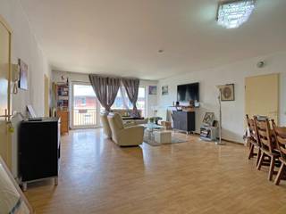 Pour plus d'informations ou une visite, contactez Anne De Block d'OC Vastgoed : 0471 38 00 36 ou anne@ocvastgoed.be<br /><br />Cet appartement spacieux est prêt à l'emploi (121m²) avec trois chambres spacieuses et est situé à "Park Village" Molenbeek. Location très centrale par rapport aux principales voies d'accès, commerces et écoles à proximité.<br /><br />La disposition est la suivante - quatrième étage accessible par ascenseur/escalier : <br />Hall d'entrée, espace de vie très spacieux et lumineux (42m²), cuisine équipée de tous les appareils nécessaires, 3 chambres spacieuses (15m²/12m²/28m²/), salle de bain équipée d'un lavabo et d'une baignoire, salle de bain avec douche, toilette. <br /><br />De chaque côté du bâtiment, il y a une terrasse confortable ou vous pouvez profiter du soleil à tout moment. <br />Cave disponible. <br /><br />Données techniques :<br />Chauffage central au gaz naturel avec radiateurs et double vitrage. <br /><br />Vous êtes à la recherche d'un spacieux appartement de trois chambres à Molenbeek, prêt à l'emploi et situé dans un endroit calme ? N'hésitez pas à nous rendre visite ! <br /><br />PEB 136 / Surface habitable : 121m². <br />Demande de renseignements urbanistiques demandés le 4/08/2026.<br />Pas de zone inondable.