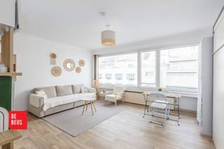 - Zéér verzorgde, gerenoveerde studio<br />- Meubelen inbegrepen in de prijs<br />- Topligging, met zeezicht vanuit de woonkamer<br /><br />Deze gerenoveerde studio is gelegen op de 7e verdieping in residentie "Mondial". U geniet van fantastisch zeezicht vanuit de woonkamer. Bovendien is deze studio zéér centraal gelegen, op wandelafstand van alle winkels en horecazaken, pal aan het strand, vlot bereikbaar via het openbaar vervoer, ...<br />Perfect voor wie op zoek is naar een charmante, rustige plek aan de kust zonder afstand te doen van het stadsleven. <br /><br />Indeling: inkomhall, lichtrijke woonkamer met fantastisch zicht die voorzien is van een uitklapbed en zetelbed, ingerichte keuken, badkamer met inloopdouche en toilet. <br />Privatieve kelderberging inbegrepen.<br /><br />Deze studio wordt gemeubeld verkocht. Momenteel ingericht om met 4 personen te kunnen overnachten! <br /><br />EPC 106/kWh U.C. 2706875<br /><br />Alle info en bezoeken via Immo De Beus 059 510 300