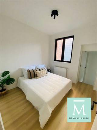 <p><span>Appartement d'une chambre entièrement rénové</span></p><p><span>Un logement très charmant dans un endroit agréable à Anvers ? Alors cet appartement, récemment rénové, est peut-être ce que vous recherchez !</span></p><p><span>Vous entrez dans l'appartement au premier étage. Dans le salon, vous avez suffisamment d'espace pour un coin salon et un coin repas. La cuisine ouverte vous offre tout le confort pour préparer un bon repas.</span></p><p><span>L'appartement comprend une chambre à coucher et une salle de bains avec une toilette, une douche à l'italienne et un lavabo simple.</span></p><p><span>Vous trouverez votre propre machine à laver dans une salle commune, que vous pourrez utiliser en toute commodité !</span></p><p><span>Cet appartement vous intéresse ? N'hésitez pas à nous contacter ! (info@demakelaardij.be ou 015/20.20.82)</span></p><p><span> </span></p>