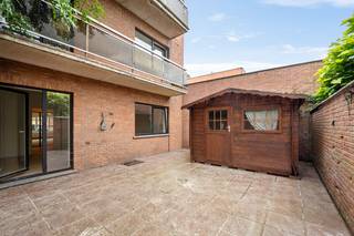 Op een uitstekende locatie te Duffel bevindt zich dit instapklaar gelijkvloers appartement met zonnig terras. U geniet hier van een uitstekende bereikbaarheid, toch op wandelafstand van winkels, scholen en het openbaar vervoer.<br /><br />We betreden het appartement op de gelijkvloers via de inkomhal met apart gastentoilet. De lichtrijke leefruimte kan u inrichten met een gezellige zithoek en eetplaats. De open keuken is mooi geïntegreerd in het geheel en is voorzien van kwalitatieve toestellen. Via de nachthal hebt u toegang tot de twee slaapkamers en een prachtige afgewerkte badkamer met lavabo en douche. Op het zuid-georiënteerde, ruime terras kan u steeds in alle rust genieten van het mooie weer. Op het terras staat ook een tuinhuis voor extra bergruimte. De gemeenschappelijke kost bedraagt maandelijks €30.<br /><br />Het appartement is beschikbaar vanaf 1/11/2026.<br /><br />U dient een bezoekaanvraag in te dienen via het zoekertje op onze website via de knop "vraag bezoek aan".<br /><br />Dit is een uitstekende opportuniteit als u op zoek bent naar een ruim appartement met 2 slaapkamers en een zuidgericht terras. Contacteer ons voor meer informatie of neem een kijkje op www.boonstravastgoed.be . <br /><br />Bijzonderheden:<br />- 2 slaapkamers<br />- Centrale ligging<br />- Zonnig groot terras