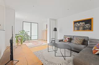 <strong>Modern en instapklaar duplexappartement met 3 slaapkamers en ruim privéterras in centrum Sterrebeek.</strong><p>Dit appartement is super centraal gelegen: op wandelafstand van winkels, supermarkt, horeca en scholen. Verder ligt het appartement dicht bij invalswegen, openbaar vervoer en is er voldoende parking in de buurt. </p><p><br /></p><p><strong><u>Indeling van de woning:</u></strong></p><p><strong>Niv +1:</strong> inkom, toilet, living, wasplaats met toegang tot terras met trap naar koer, ruime slaapkamer met ingebouwde kast, badkamer, open en uitgeruste keuken met aparte ontbijthoek en toegang tot een 2de groot, privé terras zonder inkijk en een eetkamer/ 2de zitplaats</p><p><strong>Niv +2:</strong> apart toilet, badkamer met douche en ligbad, 2 grote slaapkamers</p><p><strong>Niv +3:</strong> stockagezolder</p><p><strong>Niv +0:</strong> berging op gelijkvloers</p><p><br /></p><p>Wandel door het hele appartement via de Walkly.</p><p><br /></p><p><strong>Extra informatie en troeven:</strong></p><ul><li>Super centrale ligging in Sterrebeek</li><li>Zeer ruim, perfect onderhouden appartement </li><li>Meerdere terrassen </li><li>Asbestveilig</li><li>EPC en andere documenten in bijlage</li></ul><p>Aangeboden met ERA comfort garantie</p><p>Meer informatie? Contacteer Nicolas Geeraerts via +3223351115</p>