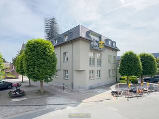 Recent 2 SLAAPKAMER-APPARTEMENT MET TERRAS In het hartje van Eine, deelgemeente van Oudenaarde. Op een CENTRALE LIGGING dicht bij alle...
